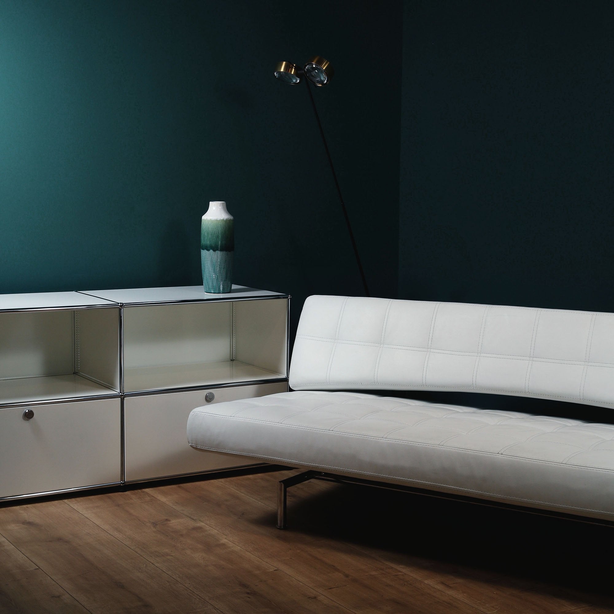 USM Haller gebraucht weiß, Sofa weiß, leder sofa, Revive Köln, buero moebel, moebel online, gebrauchte möbel, möbel online, sofa online kaufen,möbel kauf, schlafsofas günstig, möbel online kaufen, second hand möbel, möbelhaus köln, sofa kaufen,