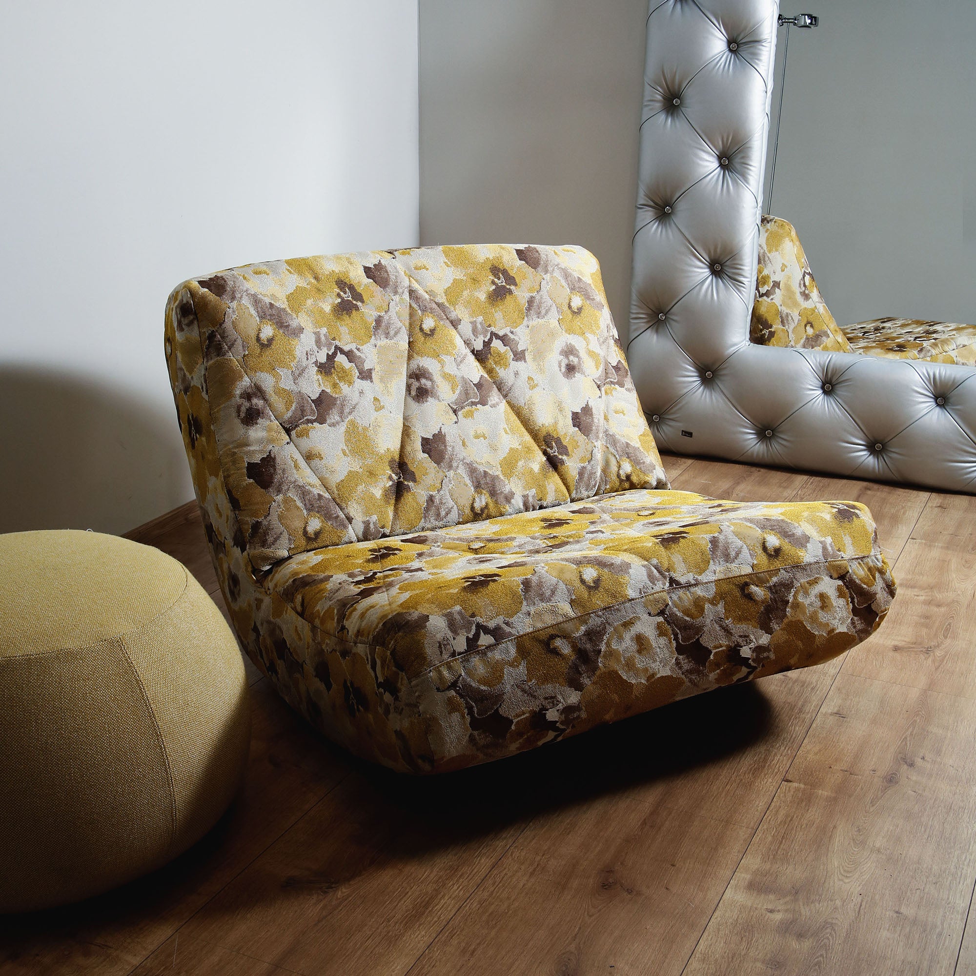 Gebrauchte Designermöbel bei Revive in Köln, möbel, möbelhaus, möbelhaus köln, buero moebel, moebel online, gebrauchte möbel, möbel online, möbel kauf, schlafsofas günstig, möbel online kaufen, second hand möbel, Sessel, Sofa, Hocker