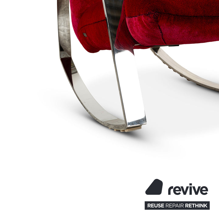 Fauteuil à bascule Bretz Highland en tissu rouge avec repose-pieds en velours chromé