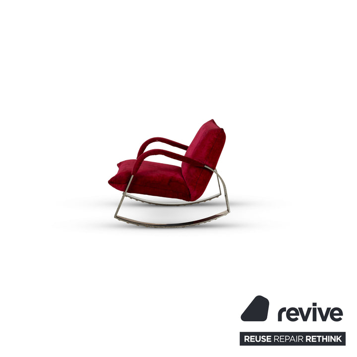Fauteuil à bascule Bretz Highland en tissu rouge avec repose-pieds en velours chromé
