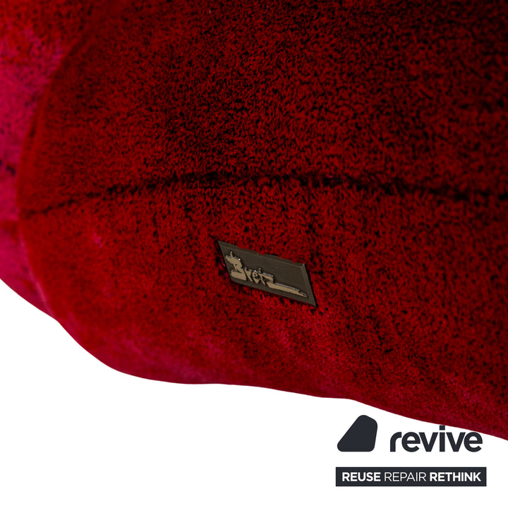 Fauteuil à bascule Bretz Highland en tissu rouge avec repose-pieds en velours chromé