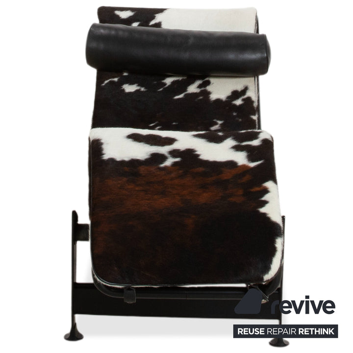 Cassina Le Corbusier LC 4 Fourrure Peau de vache Chaise longue Marron Blanc Noir Bauhaus