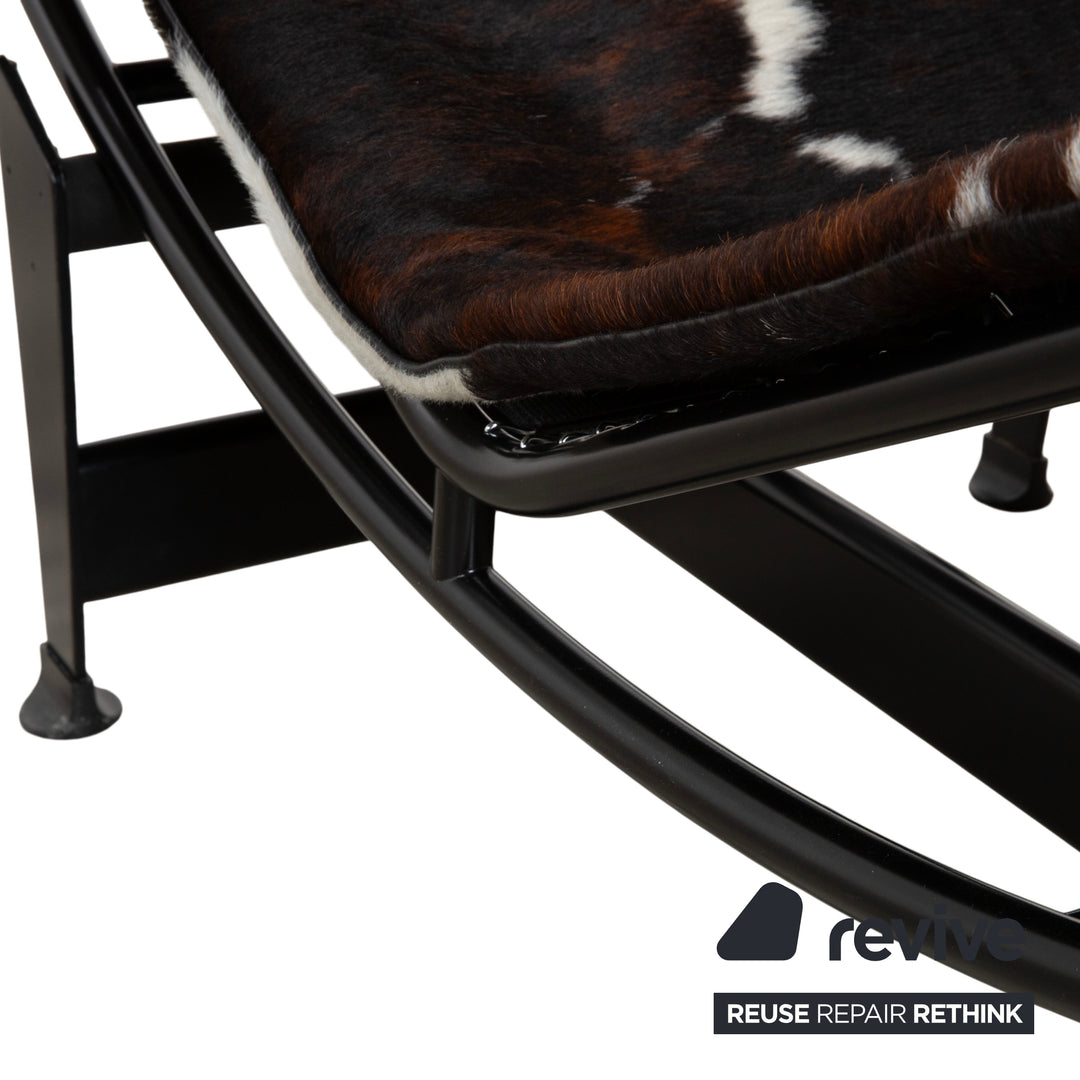 Cassina Le Corbusier LC 4 Fourrure Peau de vache Chaise longue Marron Blanc Noir Bauhaus