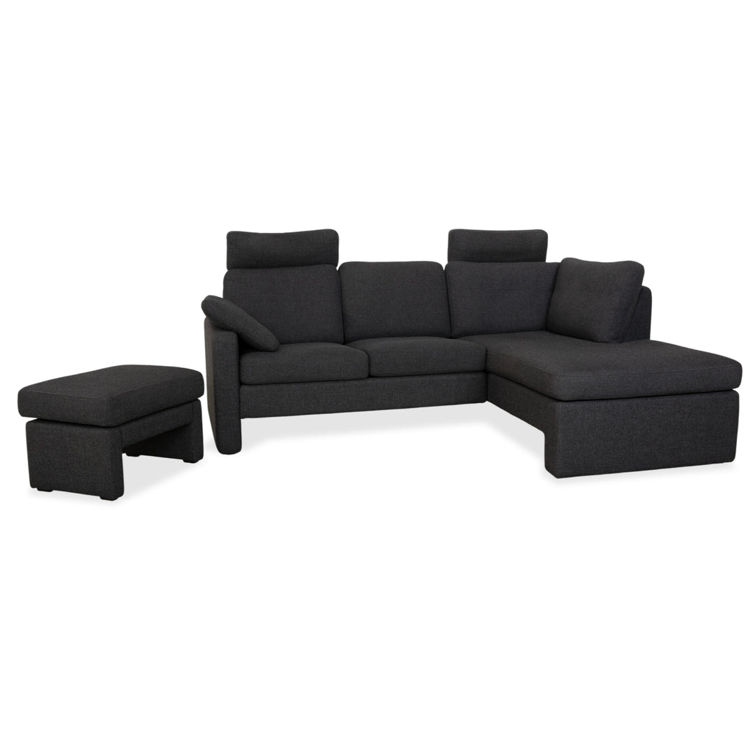 Canapé d'angle COR Conseta en tissu gris foncé avec pouf