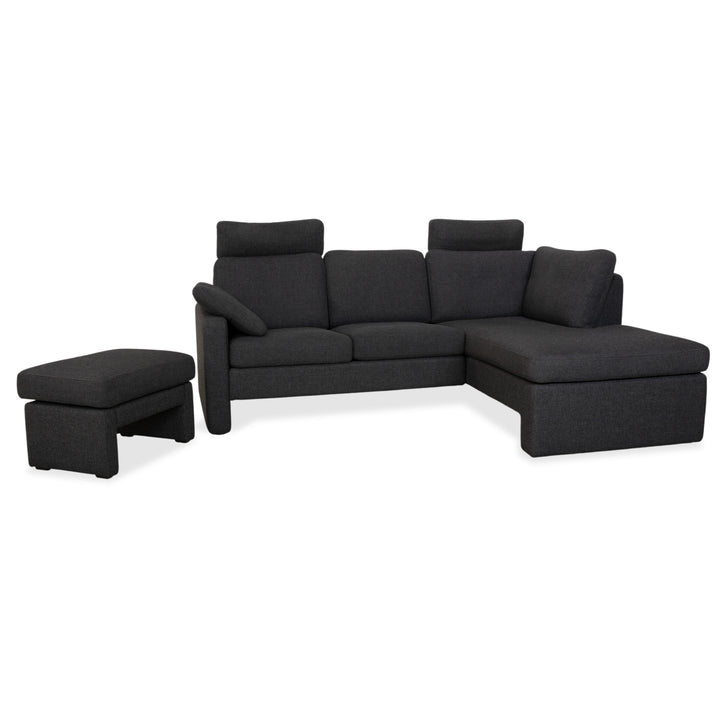 Canapé d'angle COR Conseta en tissu gris foncé avec pouf