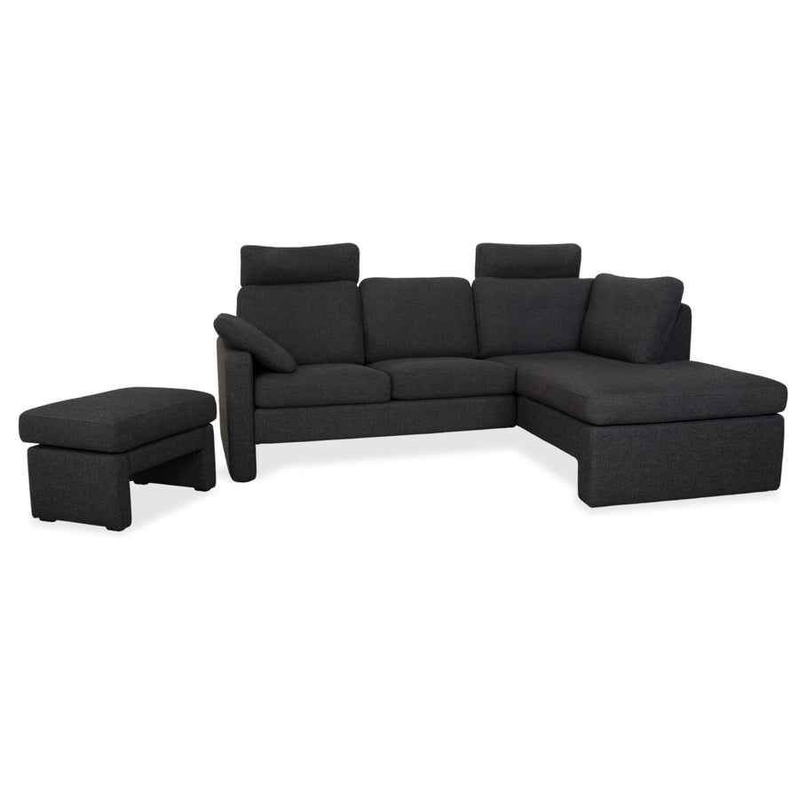 Canapé d'angle COR Conseta en tissu gris foncé avec pouf
