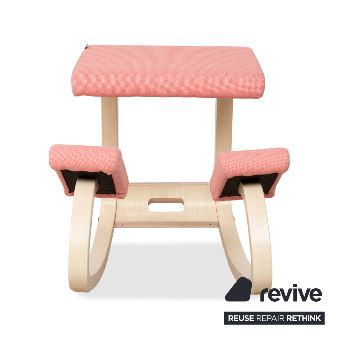 Varier Variable Kniestuhl Holz Esche Hocker Natur Stoff Rosé Lachs