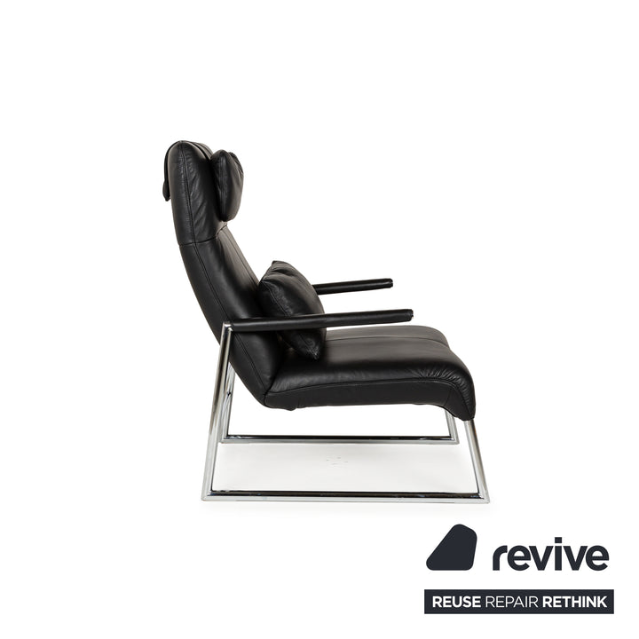 Willi Schillig fauteuil en cuir noir avec tabouret