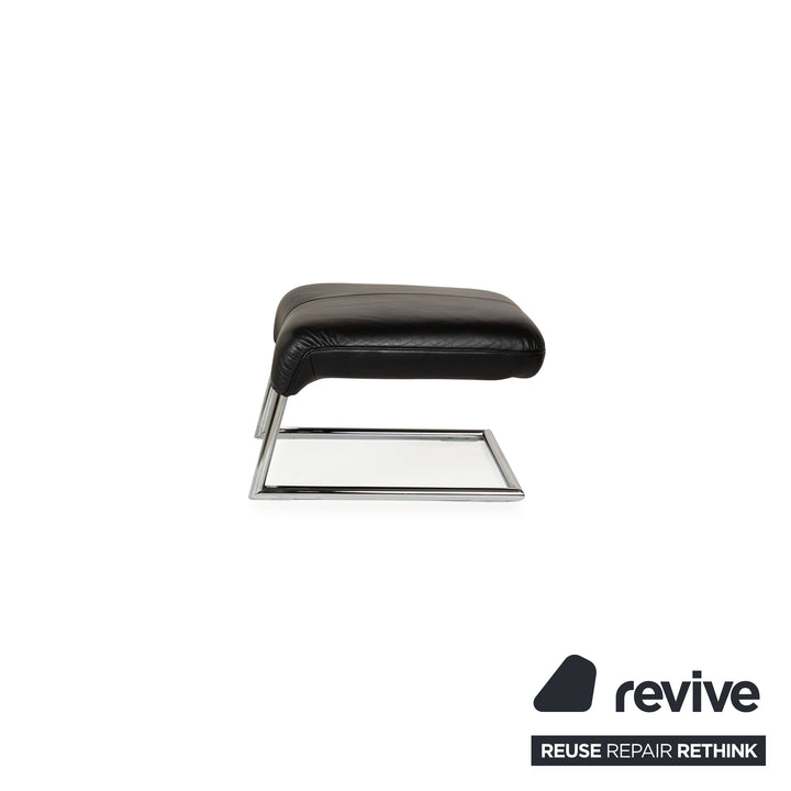 Willi Schillig fauteuil en cuir noir avec tabouret