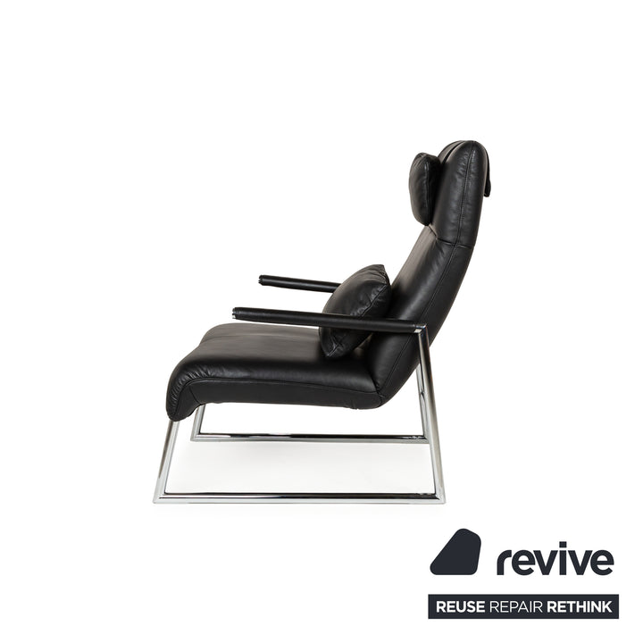 Willi Schillig fauteuil en cuir noir avec tabouret