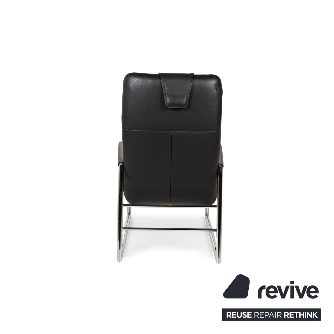 Willi Schillig fauteuil en cuir noir avec tabouret