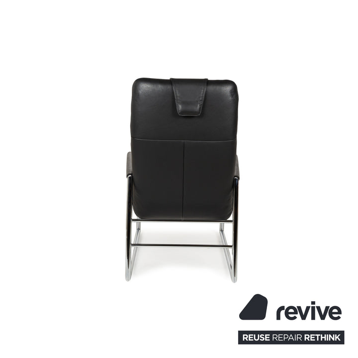 Willi Schillig fauteuil en cuir noir avec tabouret