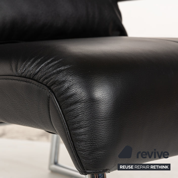 Willi Schillig fauteuil en cuir noir avec tabouret