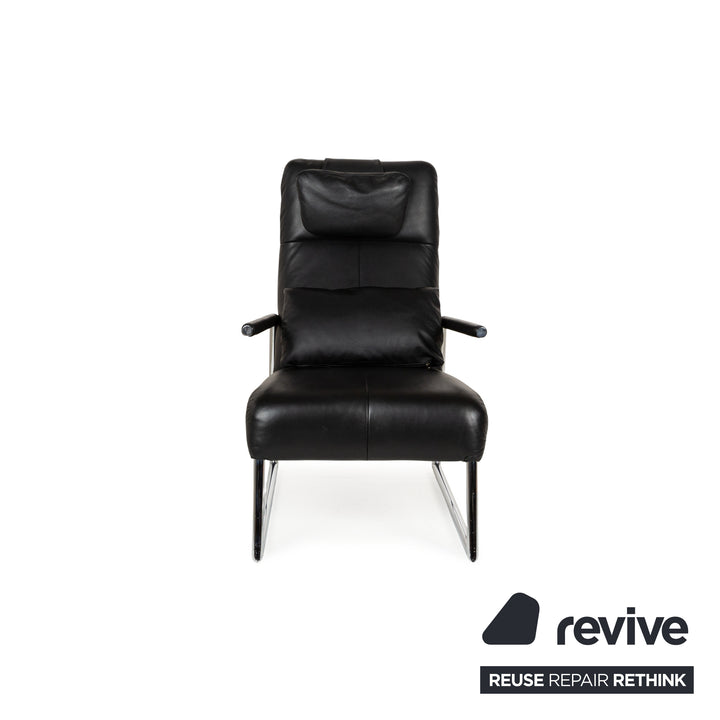 Willi Schillig fauteuil en cuir noir avec tabouret