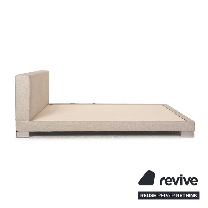ligne roset Anna Stoff Bett Hellgrau Doppelbett